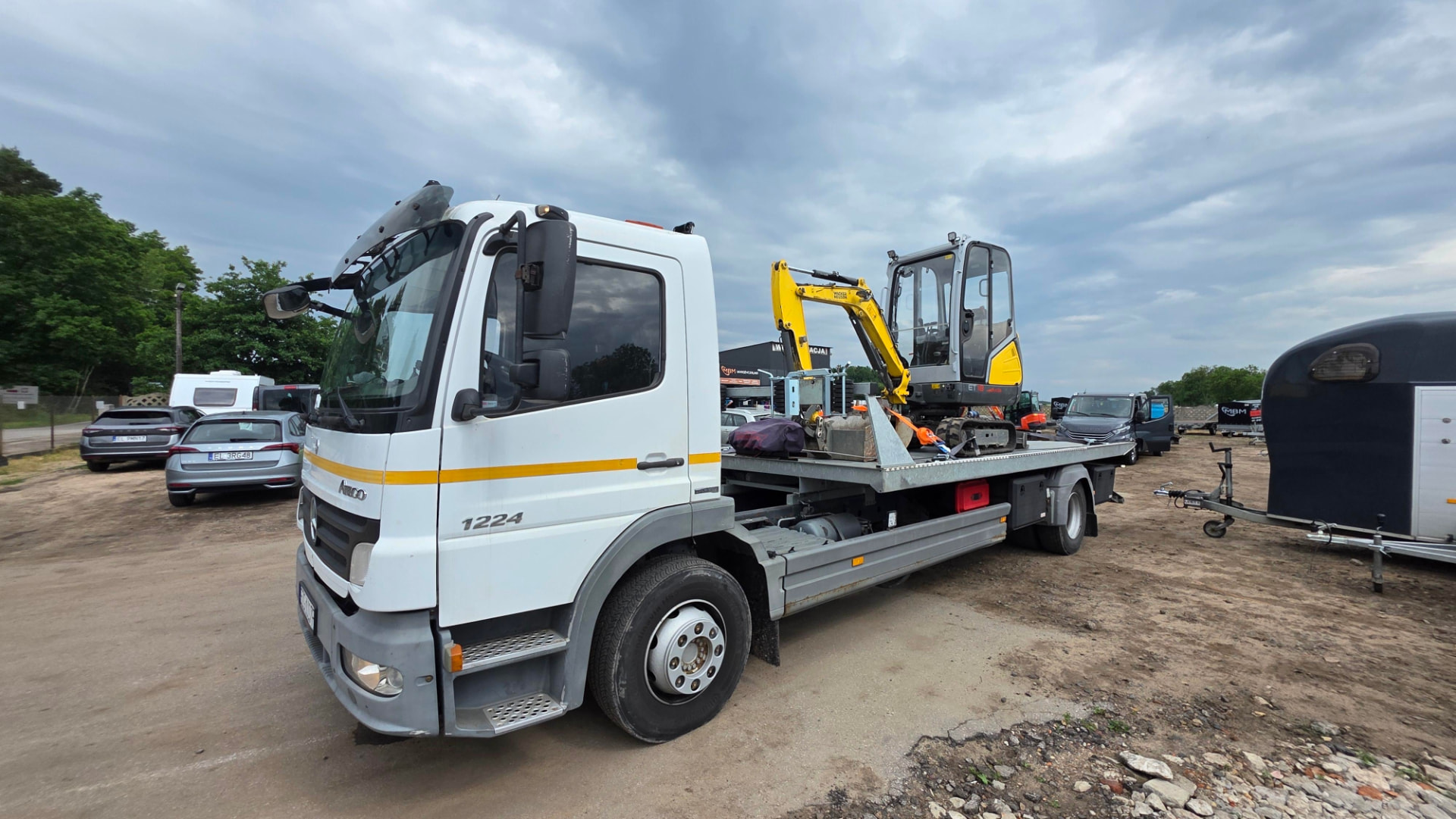 Transport minikoparki Wacker Neuson lawetą