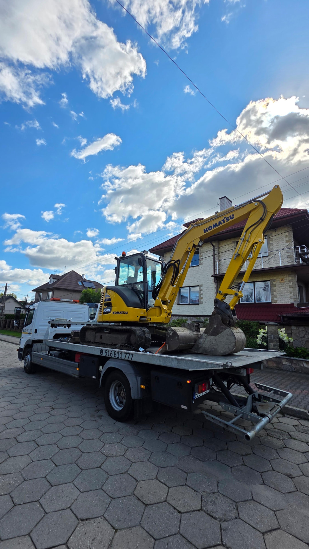 Transport minikoparki Komatsu na lawecie