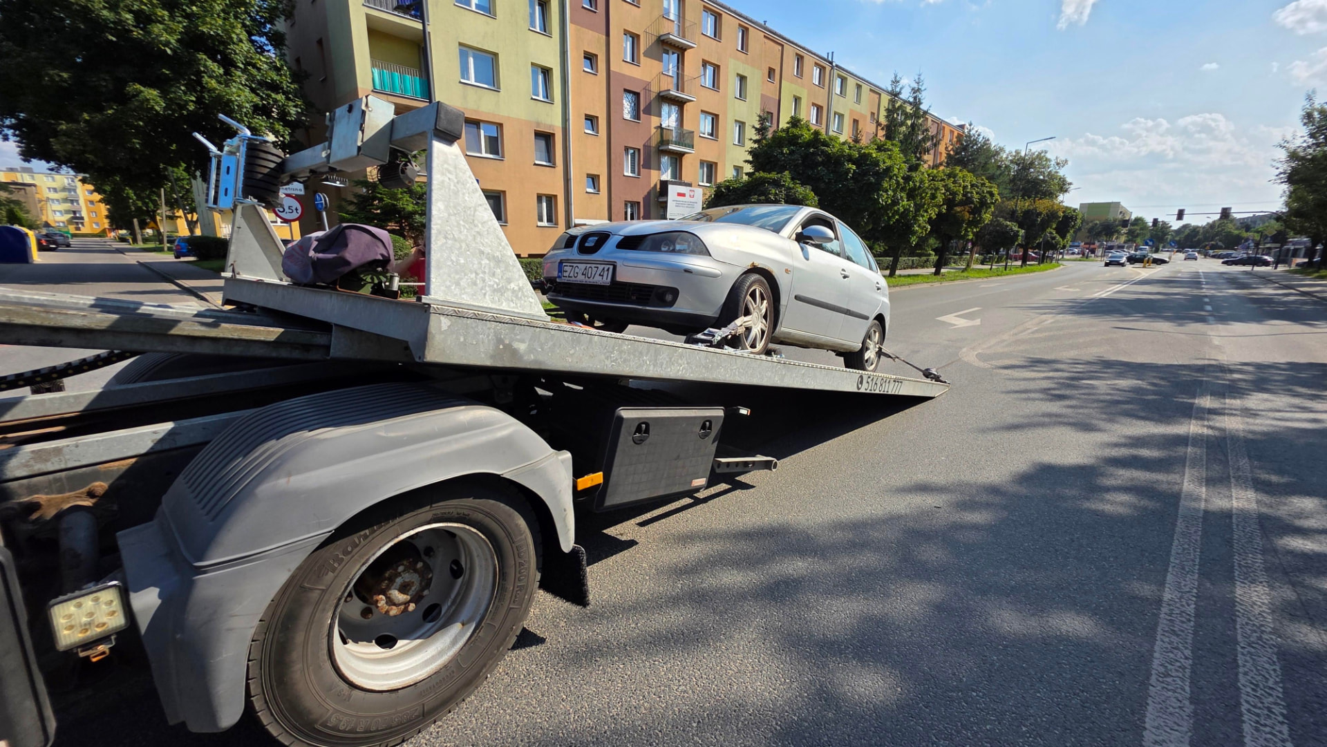 Holowanie osobowego auta na lawecie w mieście